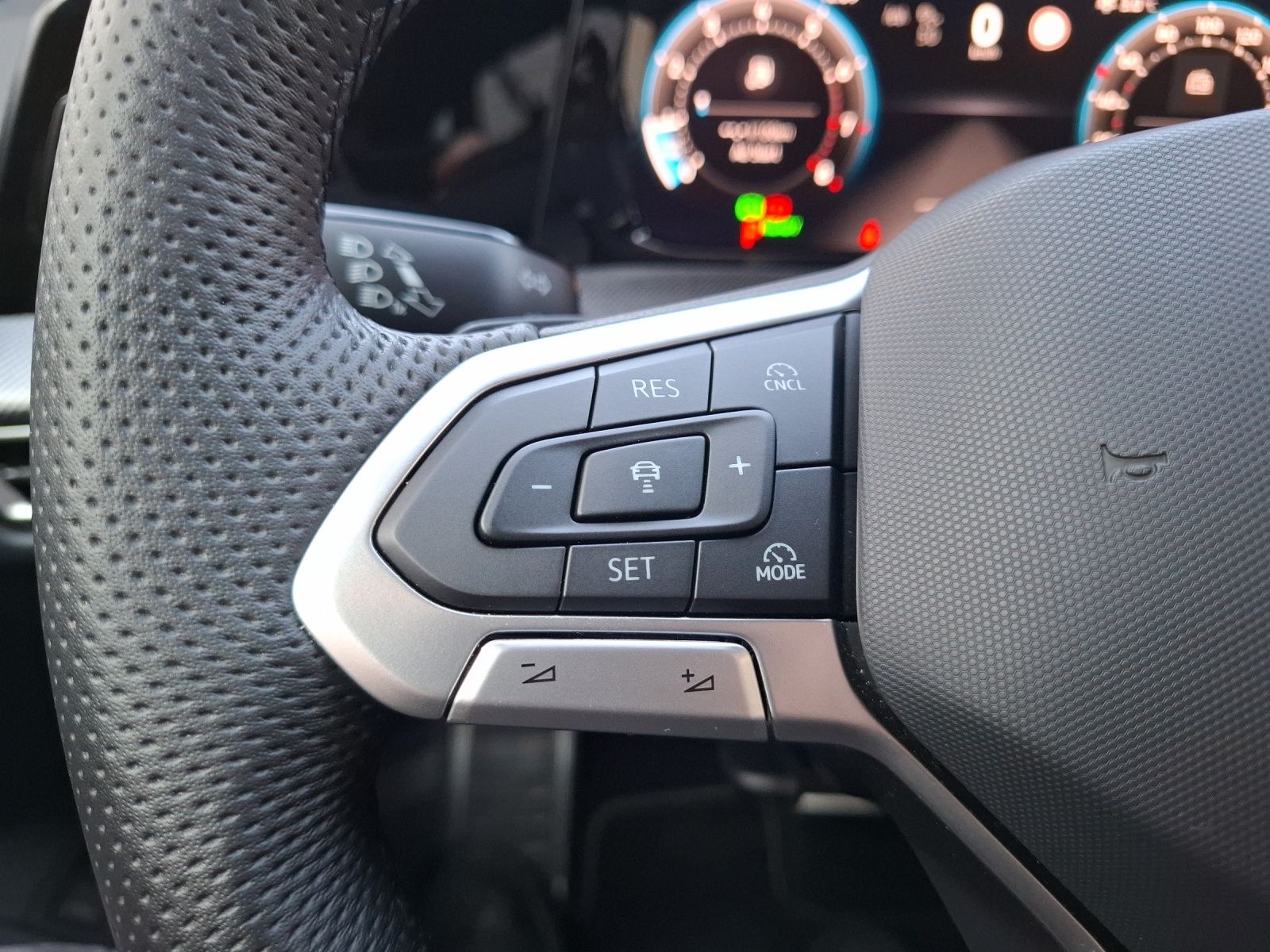 Fahrzeugabbildung Volkswagen Golf VIII Variant eTSI R-Line DSG LED AHK Navi H