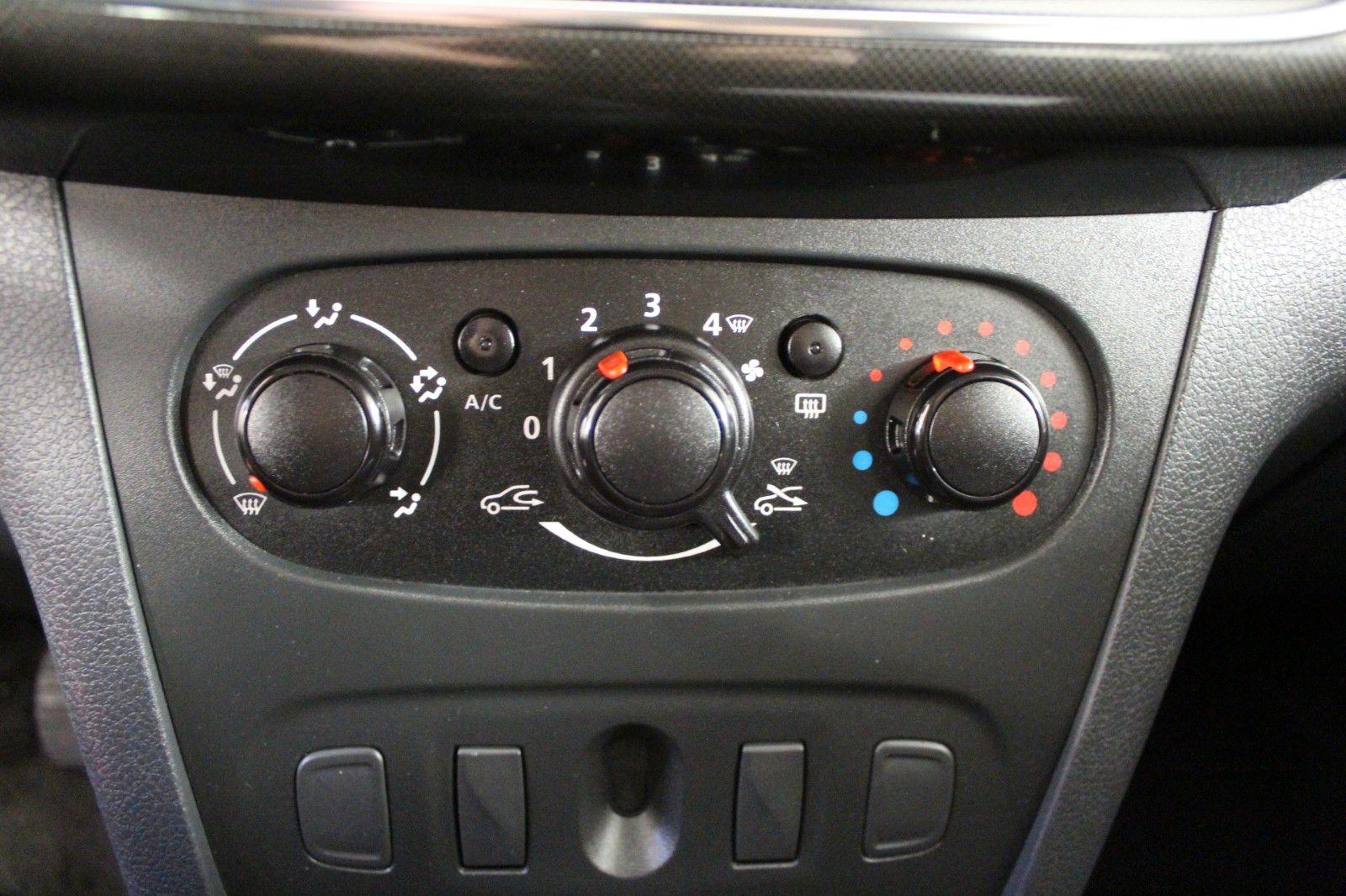 Fahrzeugabbildung Dacia Sandero TCE 100 Eco G*Klima*Radio/CD*LPG