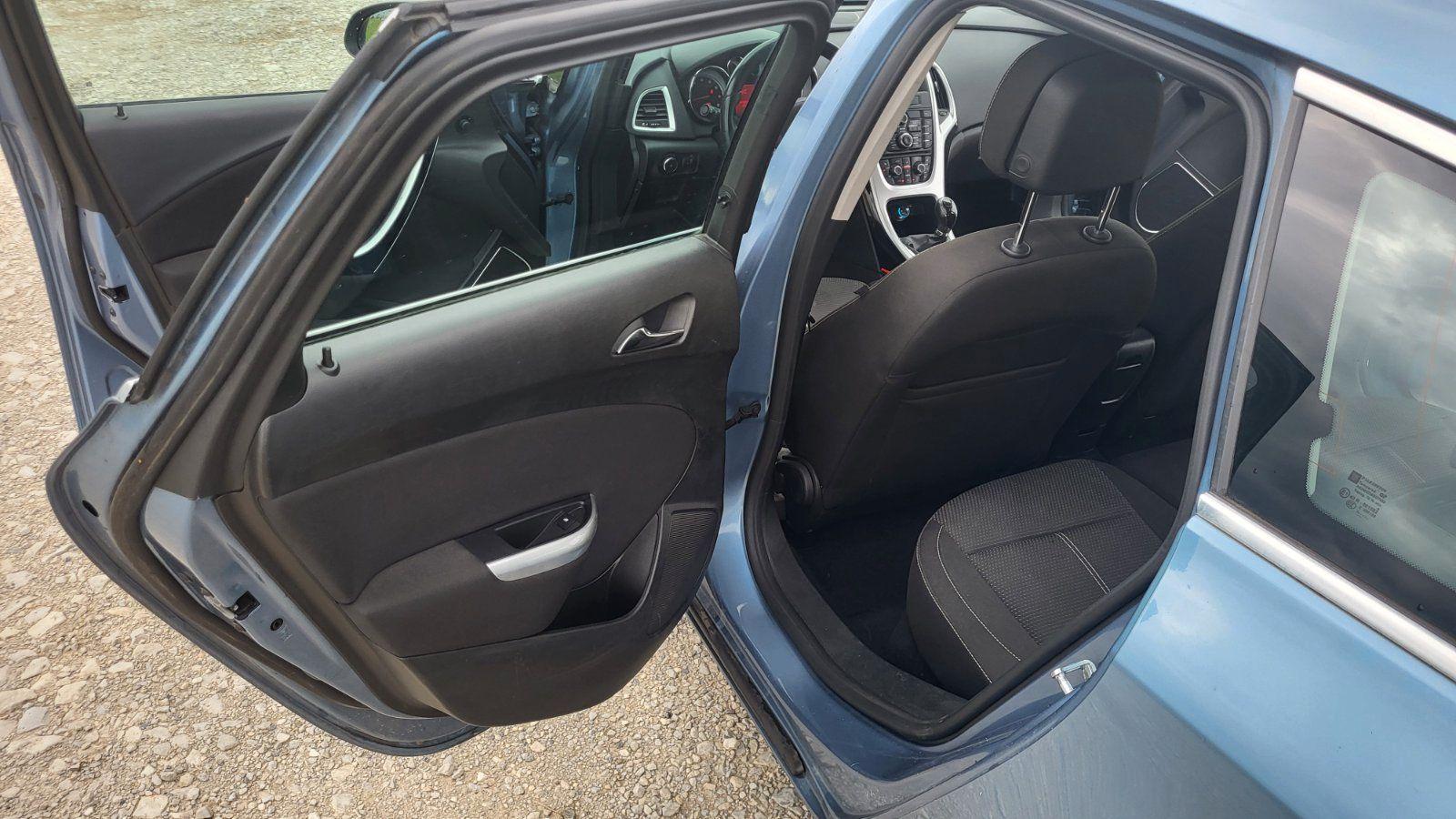 Opel Astra 2011 — photo 10