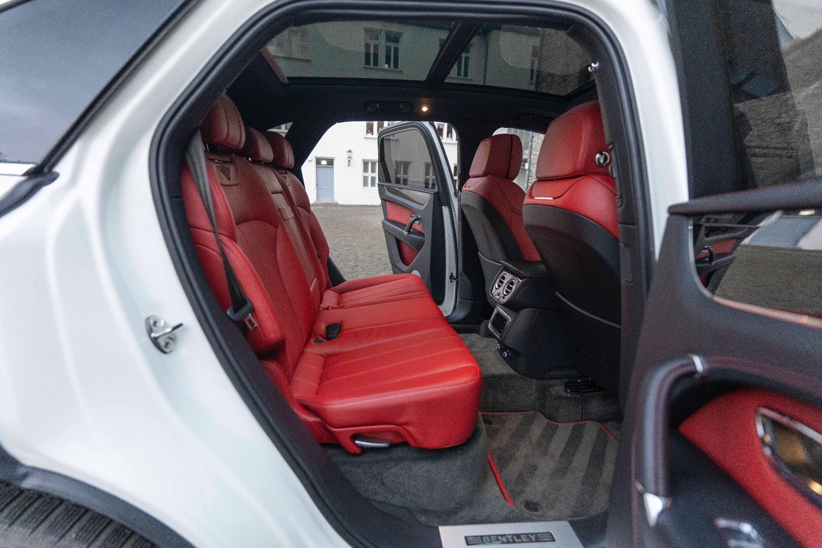 Fahrzeugabbildung Bentley Bentayga V8 HUD 360° MASSAGE ACC TOTW