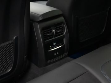 Fahrzeugabbildung BMW 330e Tour M Sport Komfortzugang Kamera 18"M LMR