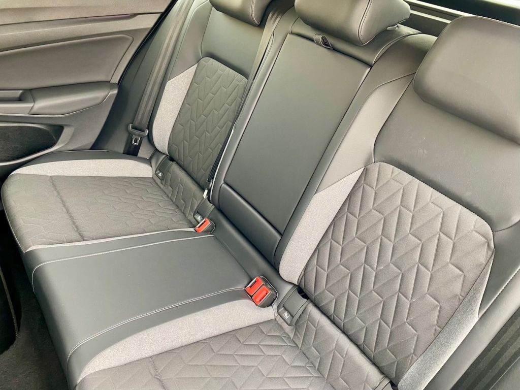 Fahrzeugabbildung Volkswagen Golf Variant 1.5 TSI Life AHK GZJR AAC KAM SHZ