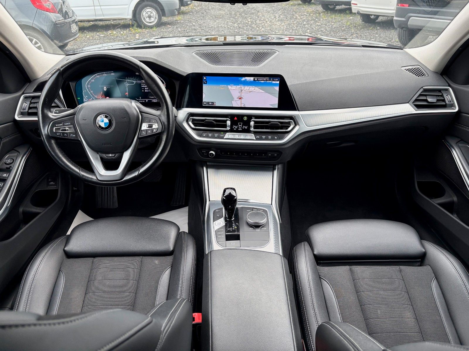 Fahrzeugabbildung BMW 318d Tour Aut. SPORT LINE Navi LED AHK Leder 1HD