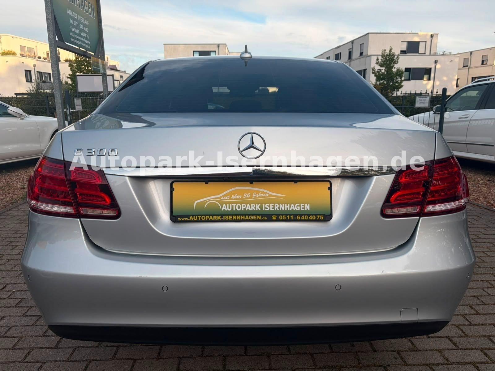 Mercedes-Benz E 300 Elegance*FL*Pano*Leder*4xSZH*Keyless*Xenon