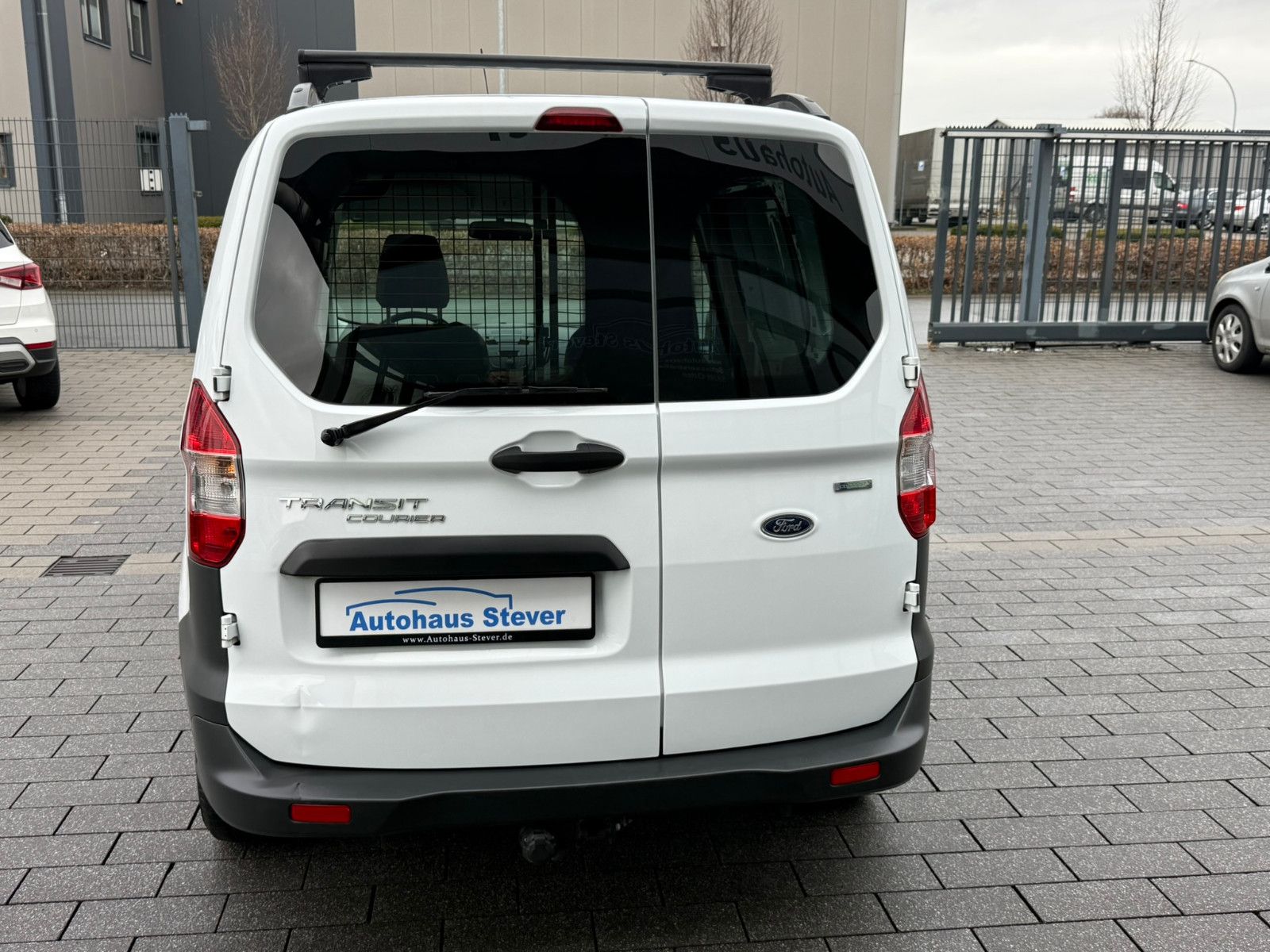 Fahrzeugabbildung Ford Transit Courier Basis AHK ZV SERVO FLÜGELTÜREN