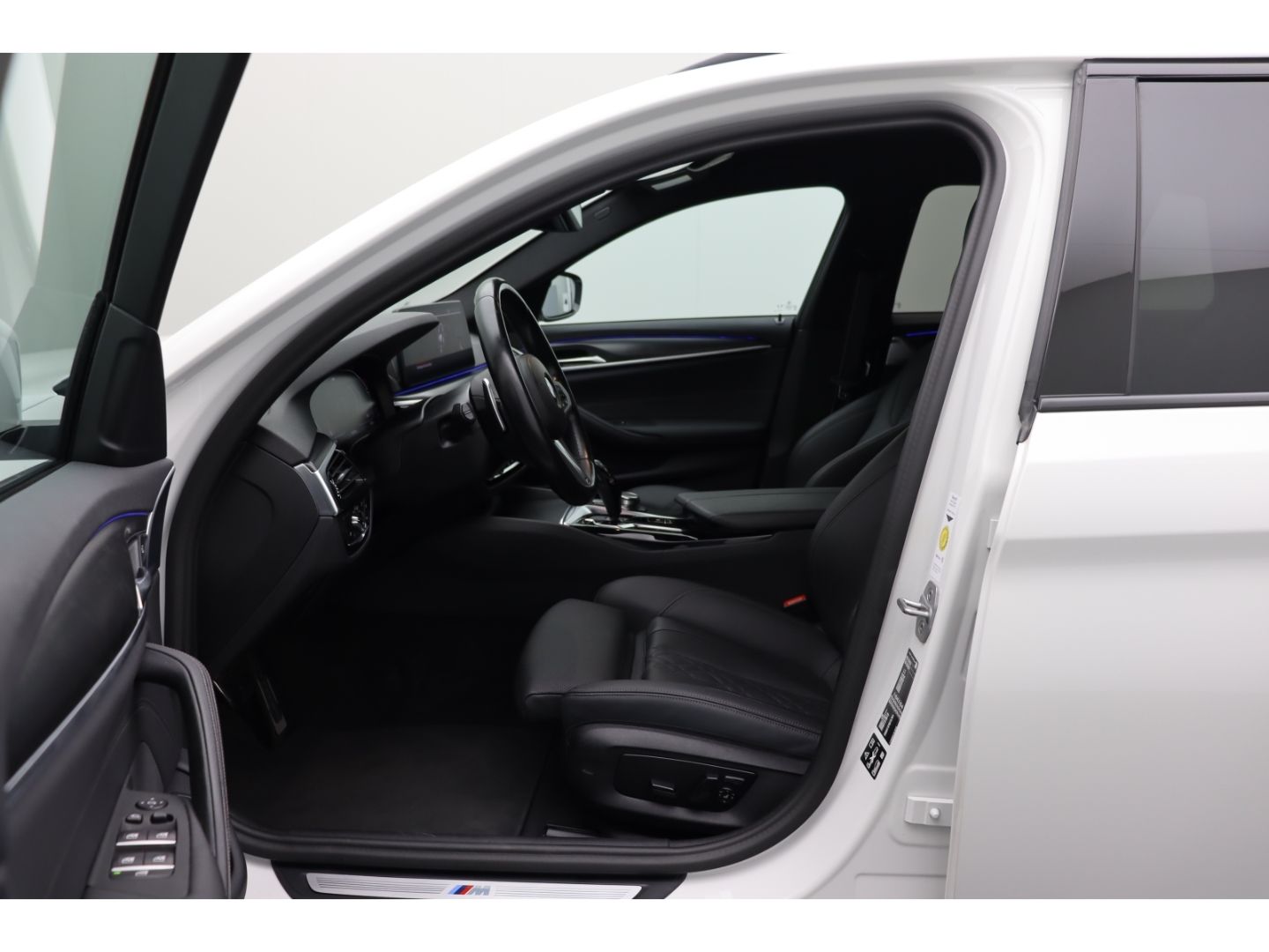 Fahrzeugabbildung BMW 540 d xDrive M Sport Touring Park-Assistent AHK