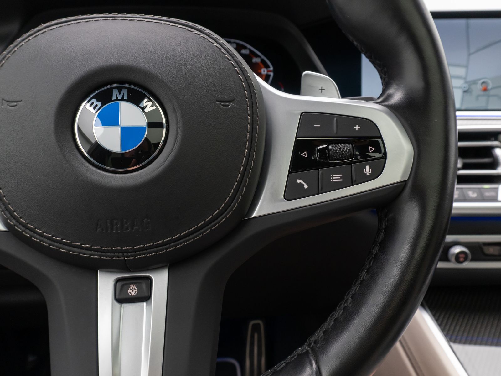Fahrzeugabbildung BMW X6 M50i Panorama Laser 360°HUD B&W SoftCL 22Zoll