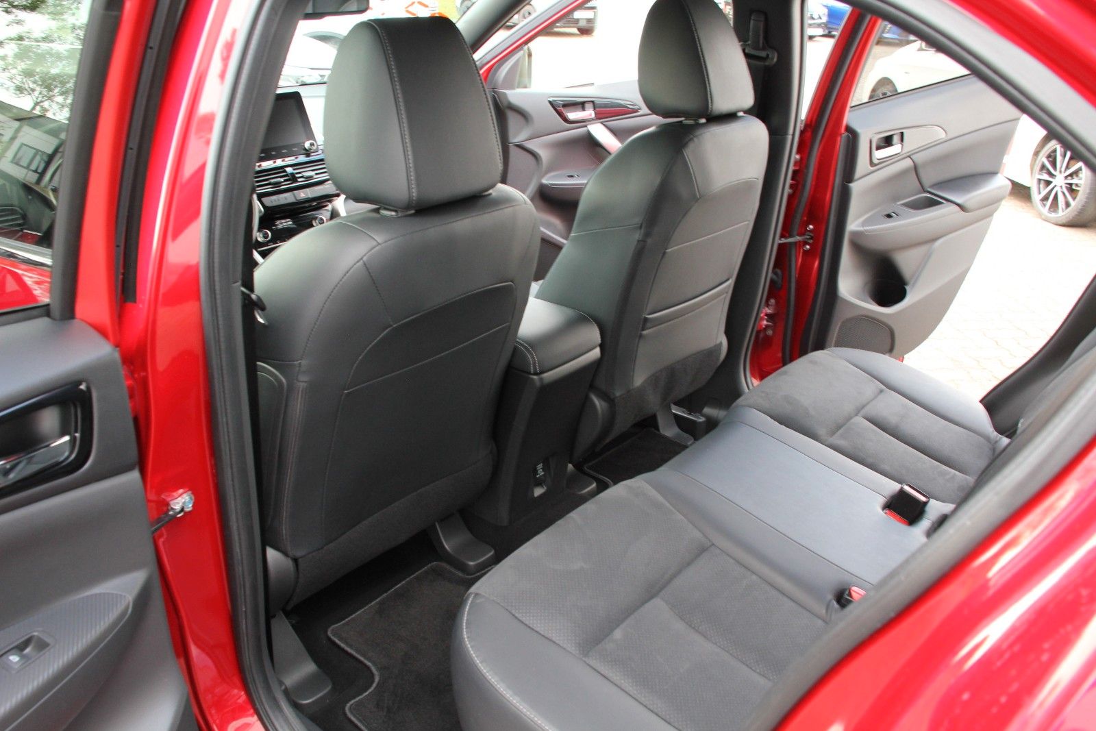 Fahrzeugabbildung Mitsubishi Eclipse Cross Plus Hybrid 4WD