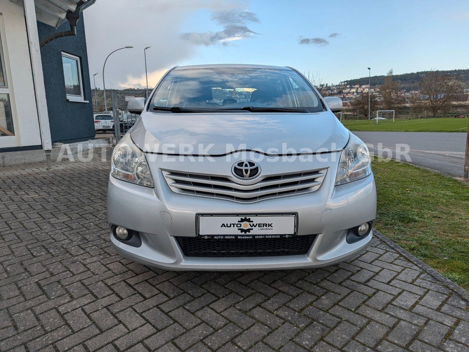 Toyota Verso Life/7-Sitzer/8-fach bereift/Ahk/Klima