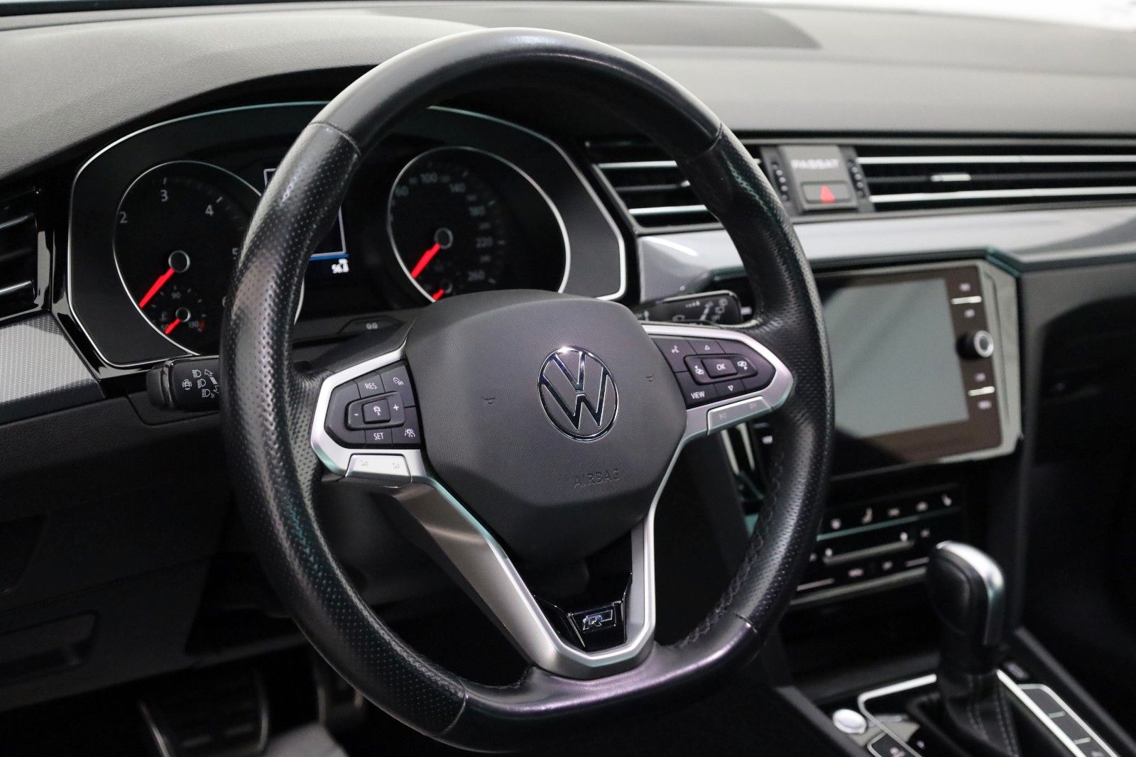 Fahrzeugabbildung Volkswagen Passat Variant R Line TLeder,Navi,LED,ACC,Kamera