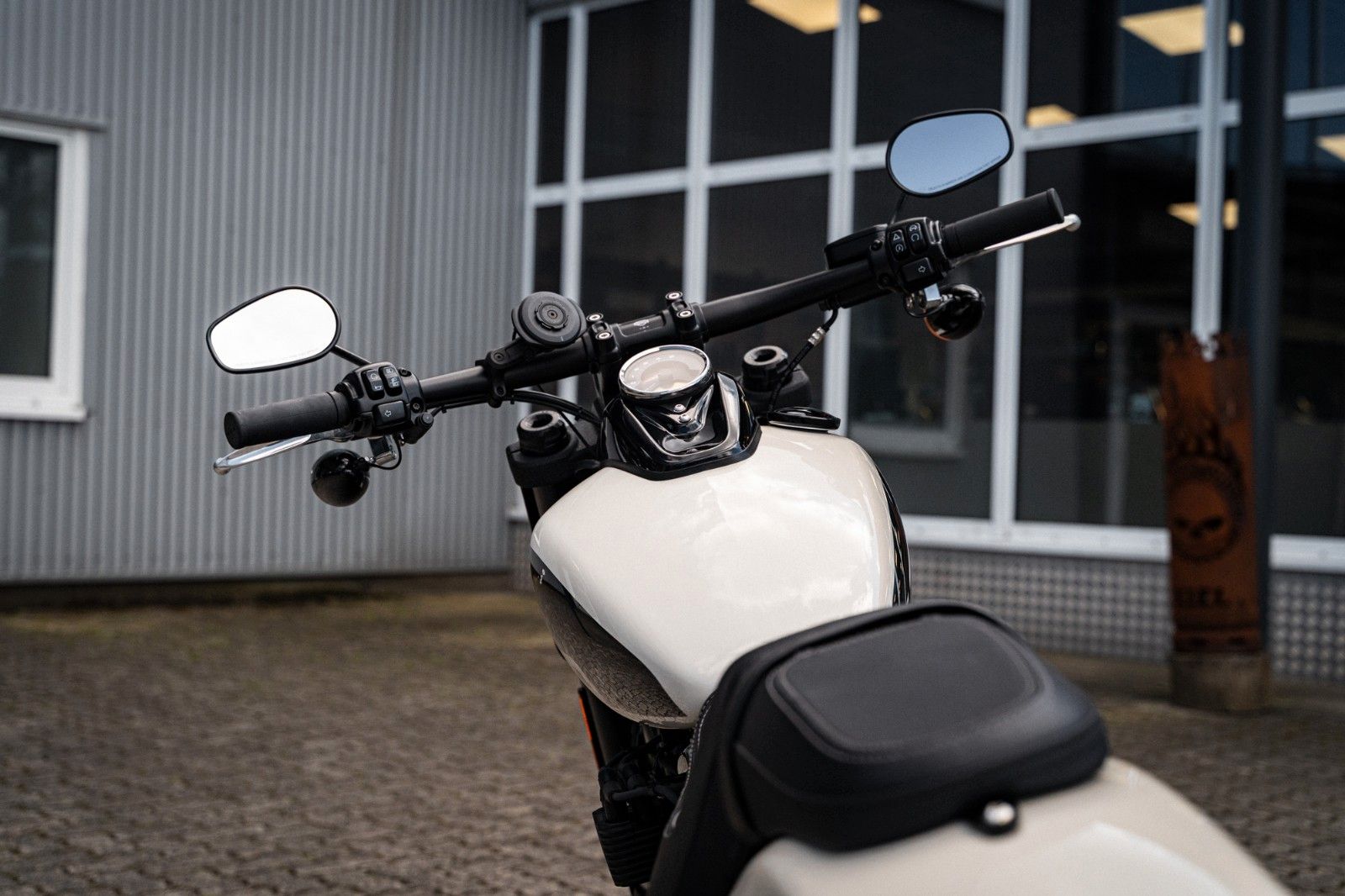 Fahrzeugabbildung Harley-Davidson FAT BOB 114 cui SOFTAIL - JEKILL & HYDE