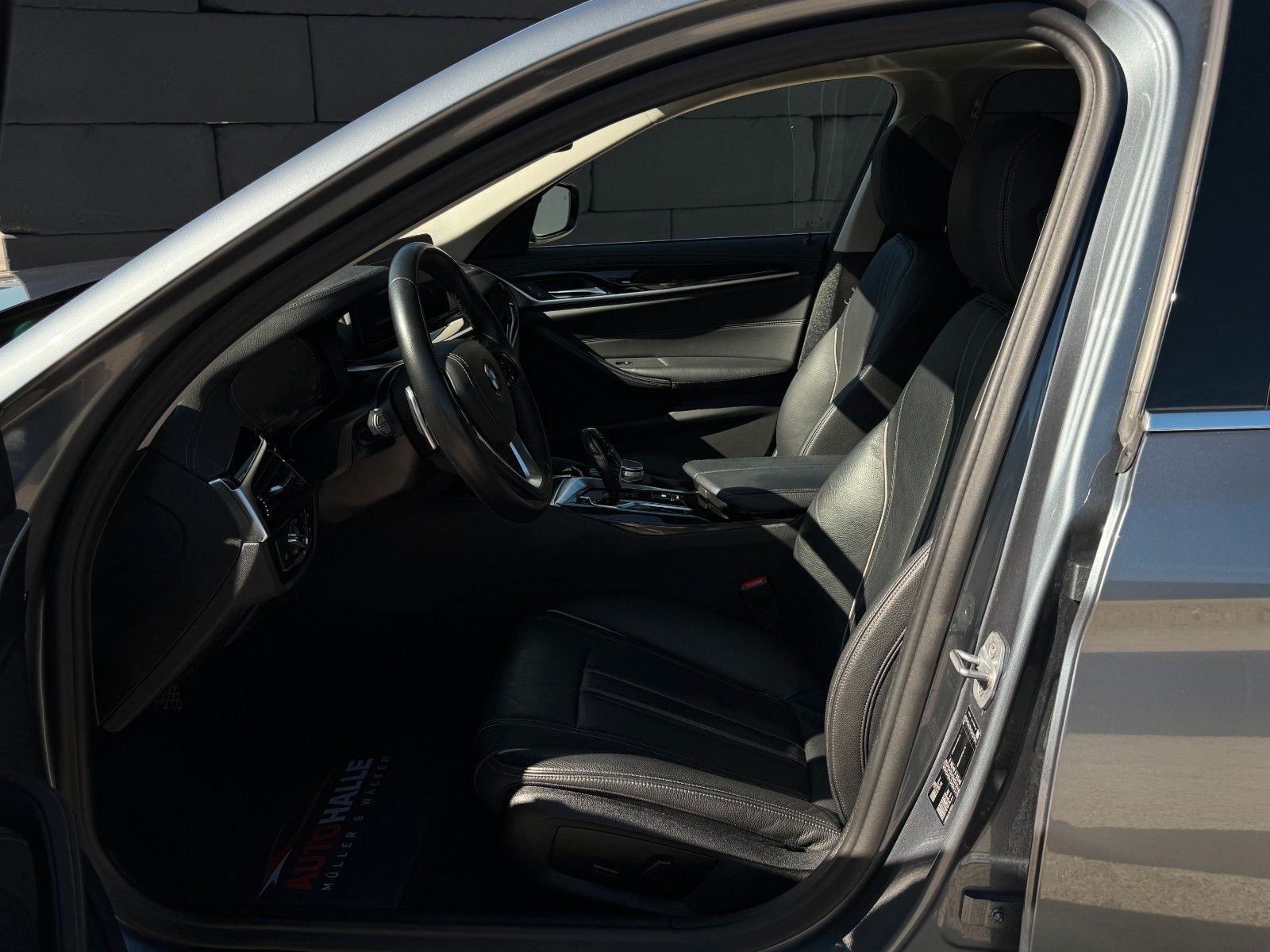 Fahrzeugabbildung BMW 520i Touring Luxury Line Pano Leder HiFi CAM AHK