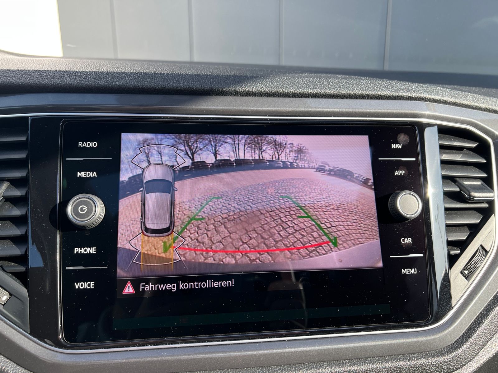 Fahrzeugabbildung Volkswagen T-Roc Sport 1.5 TSI DSG R-Line *AHK, Panoramadac