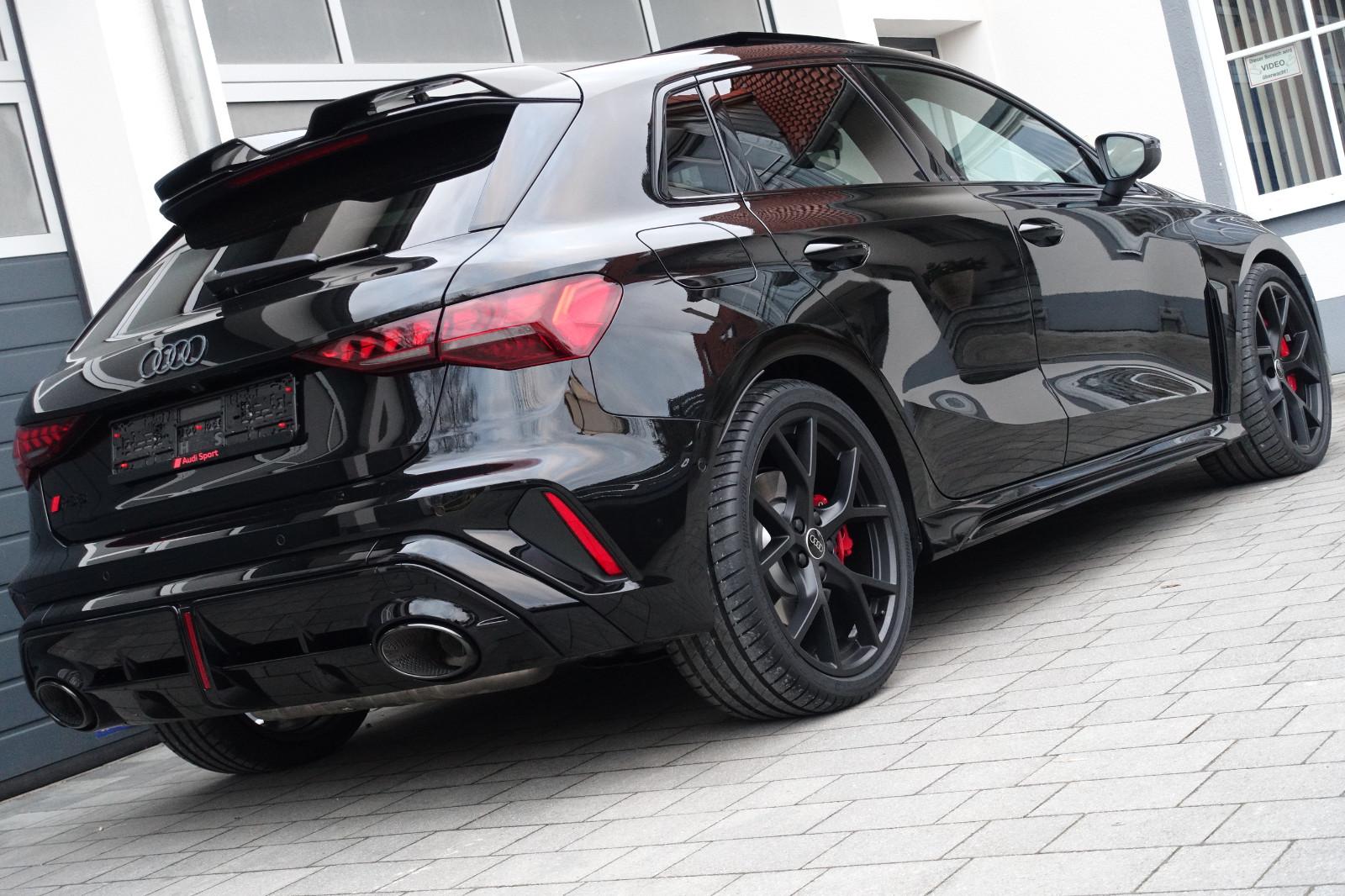 Audi RS 3 Sportback RS-Schalens. Carbon-Spoiler Pano.