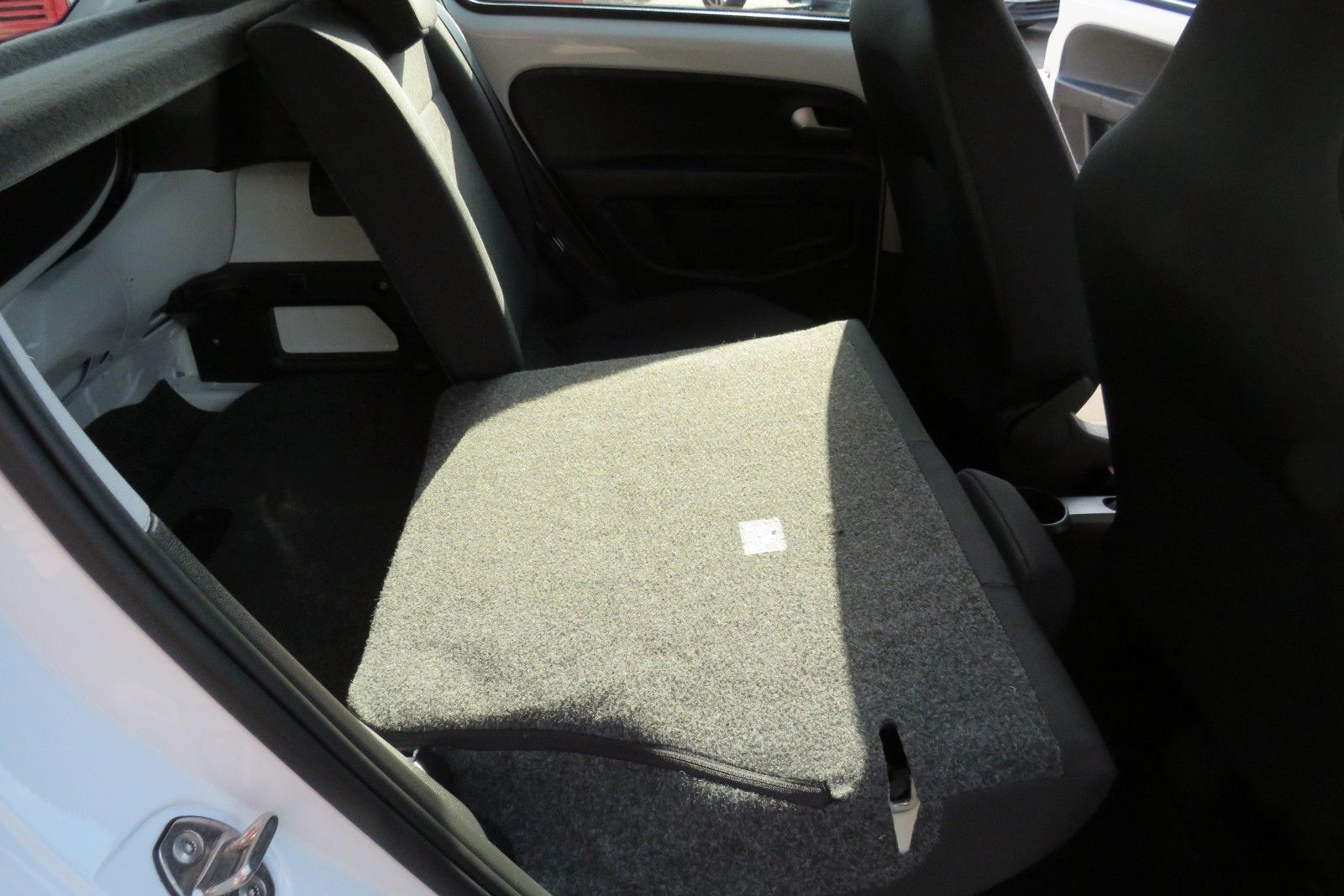 Fahrzeugabbildung Volkswagen up!  SITZHEIZUNG KLIMA 4-TÜREN NEBEL GJ 1.H