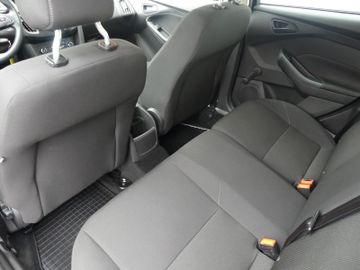 Fahrzeugabbildung Ford Focus Limousine Ambiente