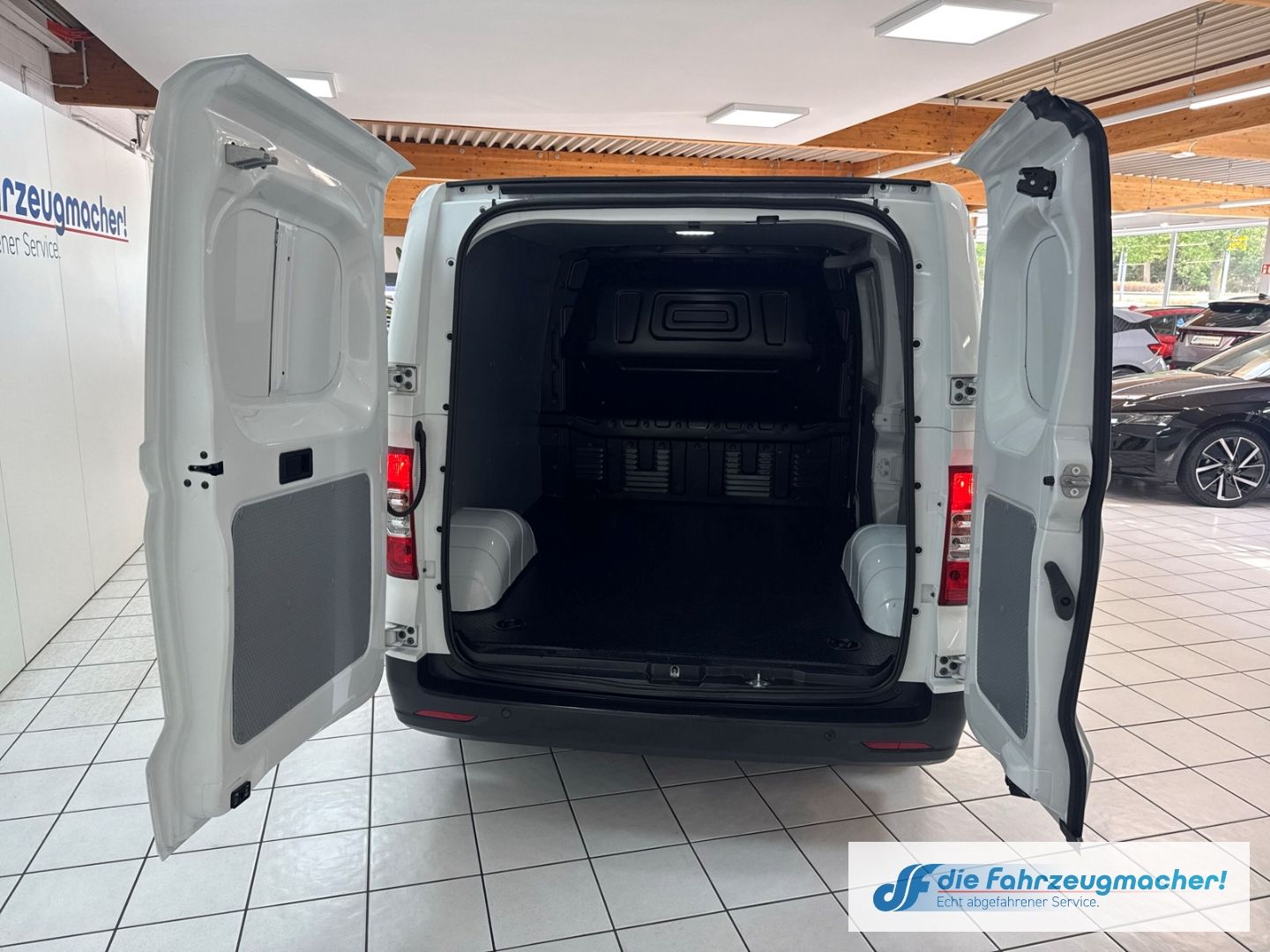 Fahrzeugabbildung Maxus eDeliver3 Kasten L1H1 Apple CarPlay Android Auto