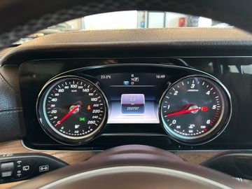 Mercedes-Benz E 350 *BURMESTER*KEYLES*PANO*AHK*ACC*StandHZ*