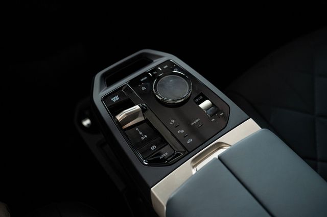 Fahrzeugabbildung BMW iX M60 M-Bremse Laser-Licht Surround Sound AHK