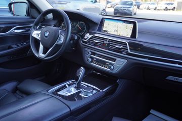 BMW 750 - 12