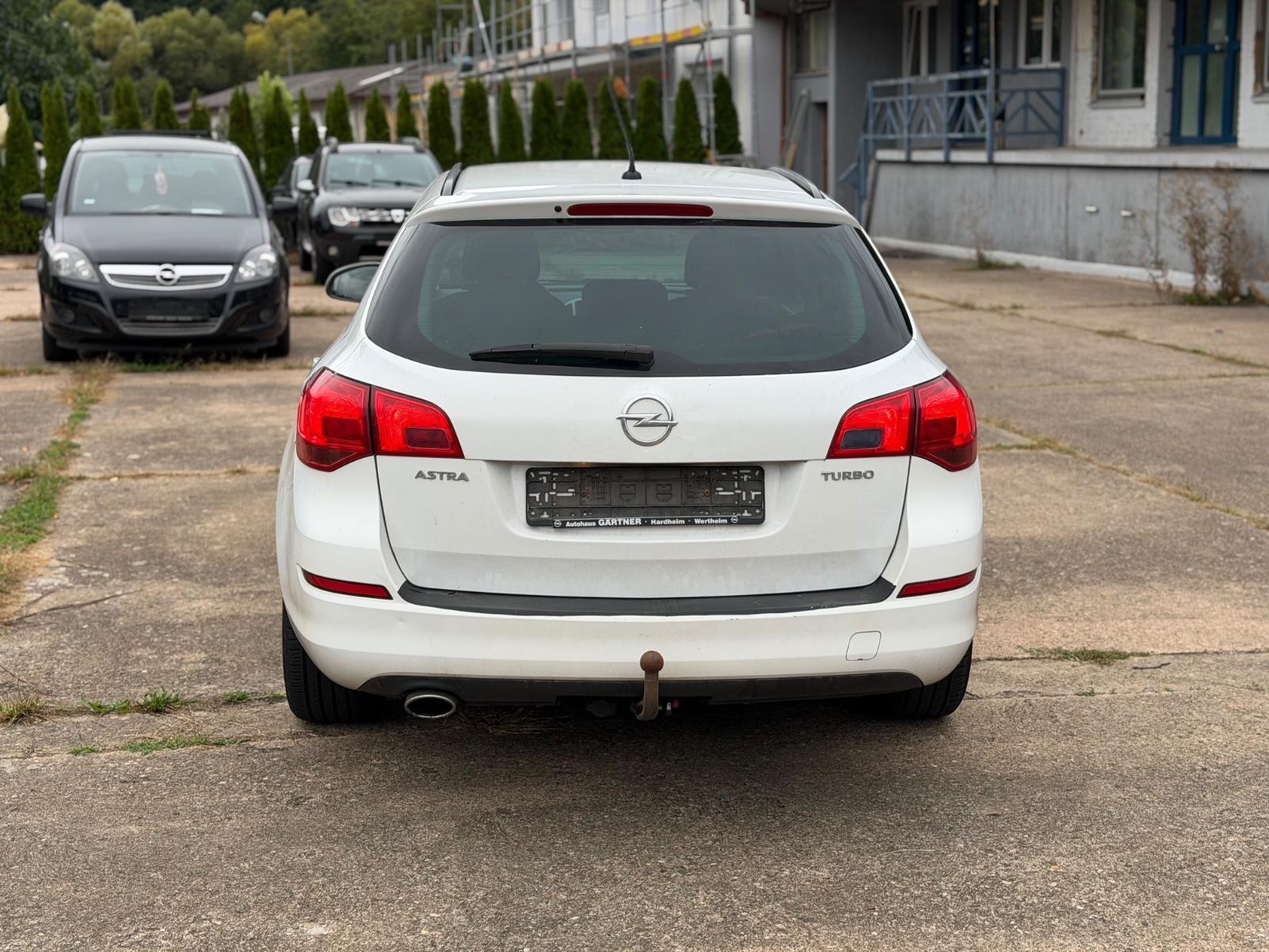 Opel Astra 2011 — салон