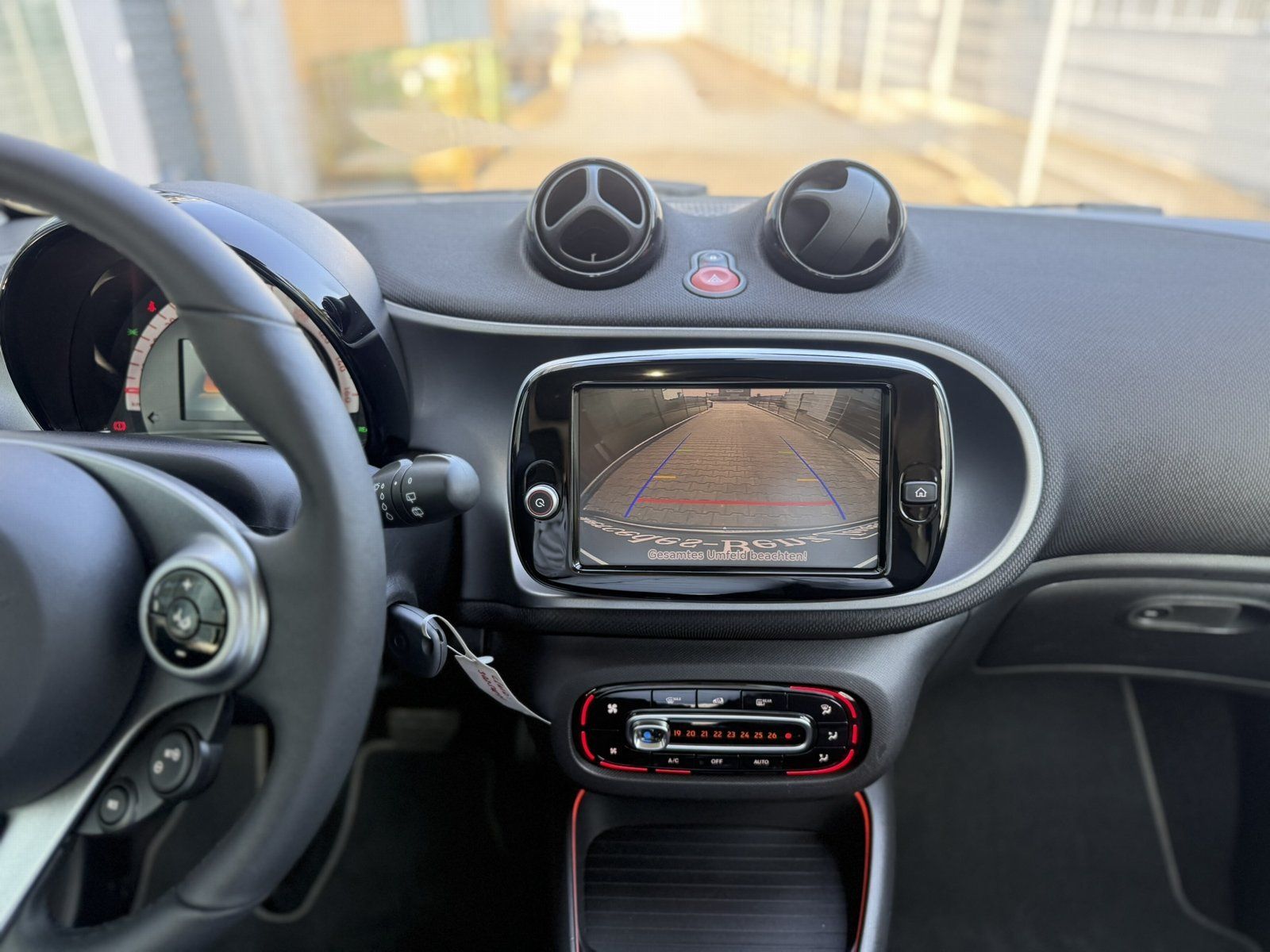Fahrzeugabbildung Smart SMART EQ FORTWO*PANO*AMBIENTE*KAMERA*LED*PDC