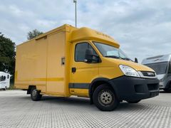 Iveco Großraumkasten mit vielen Teilen