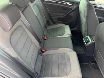 Volkswagen Golf VII Lim. Highline+LED+SHZ+Navi+Digi.Cockp.