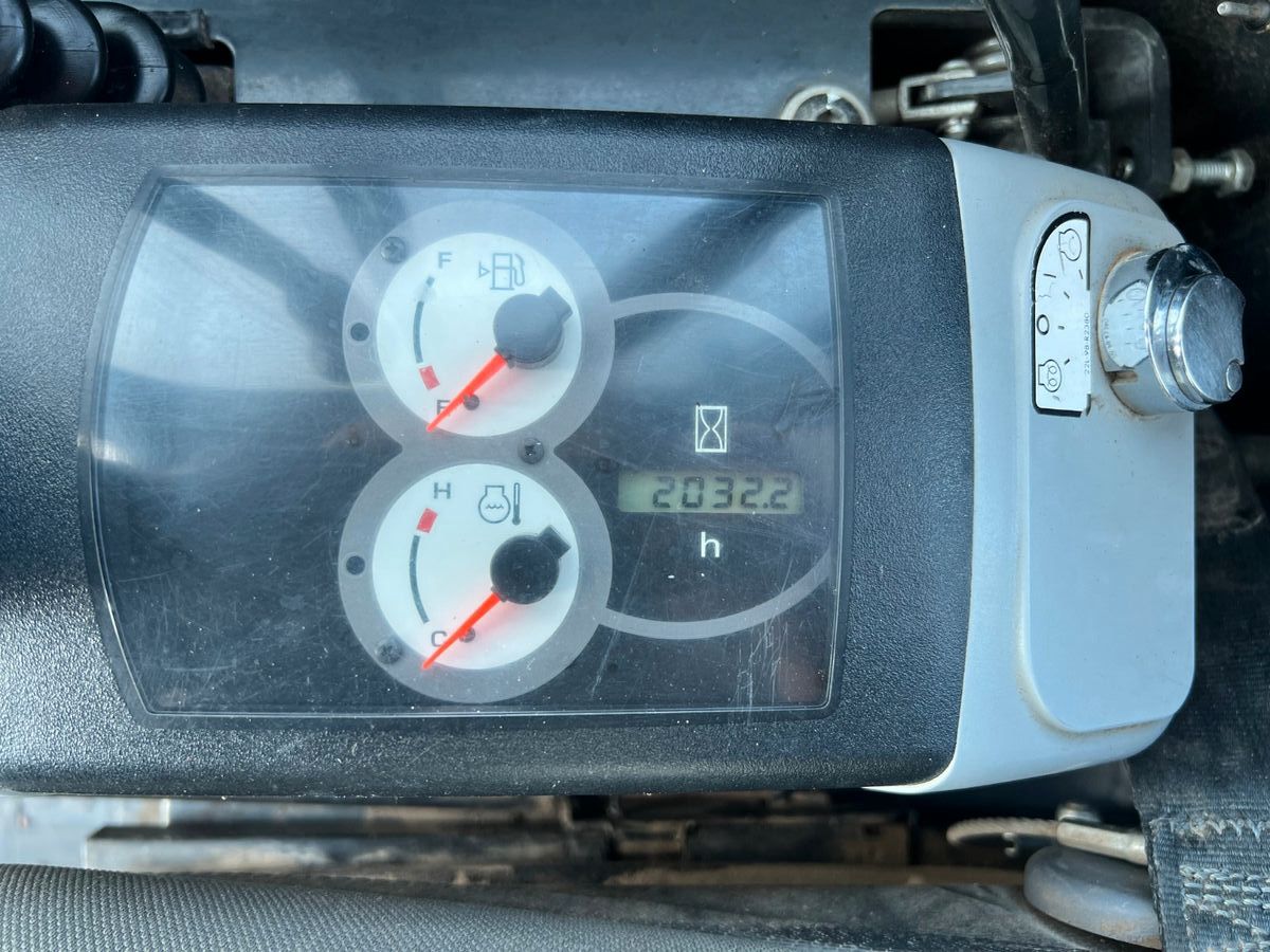 Fahrzeugabbildung Komatsu PC26MR / 2.032h / Tieflöffel 600mm/ MS03