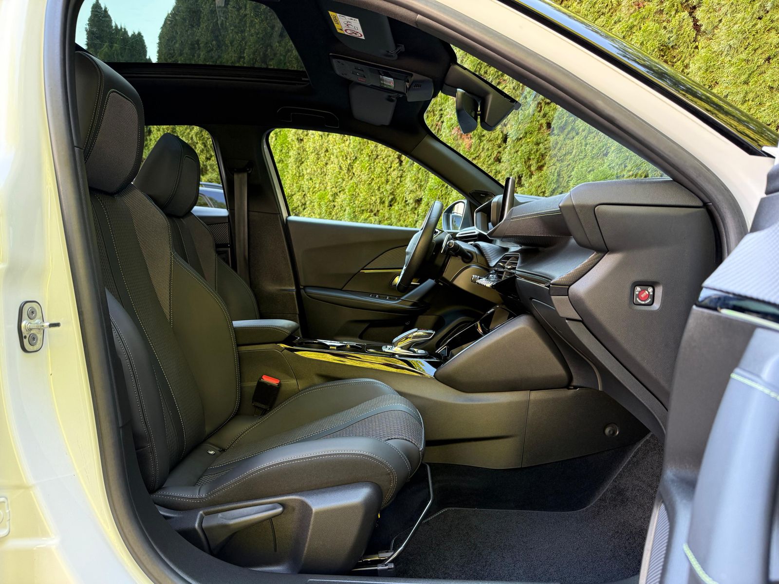 Fahrzeugabbildung Peugeot 2008 GT 1.5 Blue-HDI LED+NAV+KAM+PANO+AMBI+SHZ+