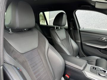 Fahrzeugabbildung BMW 330 d xDrive M Sport Widescreen