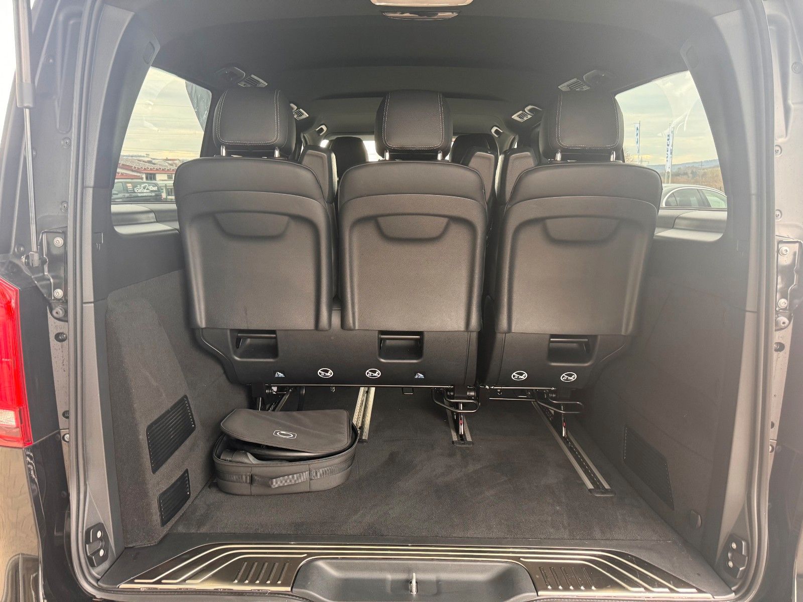 Fahrzeugabbildung Mercedes-Benz EQV 300 AVANTGARDE 360Kamera DISTRONIC Leder