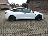 Tesla Model 3 Standard-Reichweite mit Winterreifen  - gebrauchte Tesla Model 3 aus dem Jahr 2022