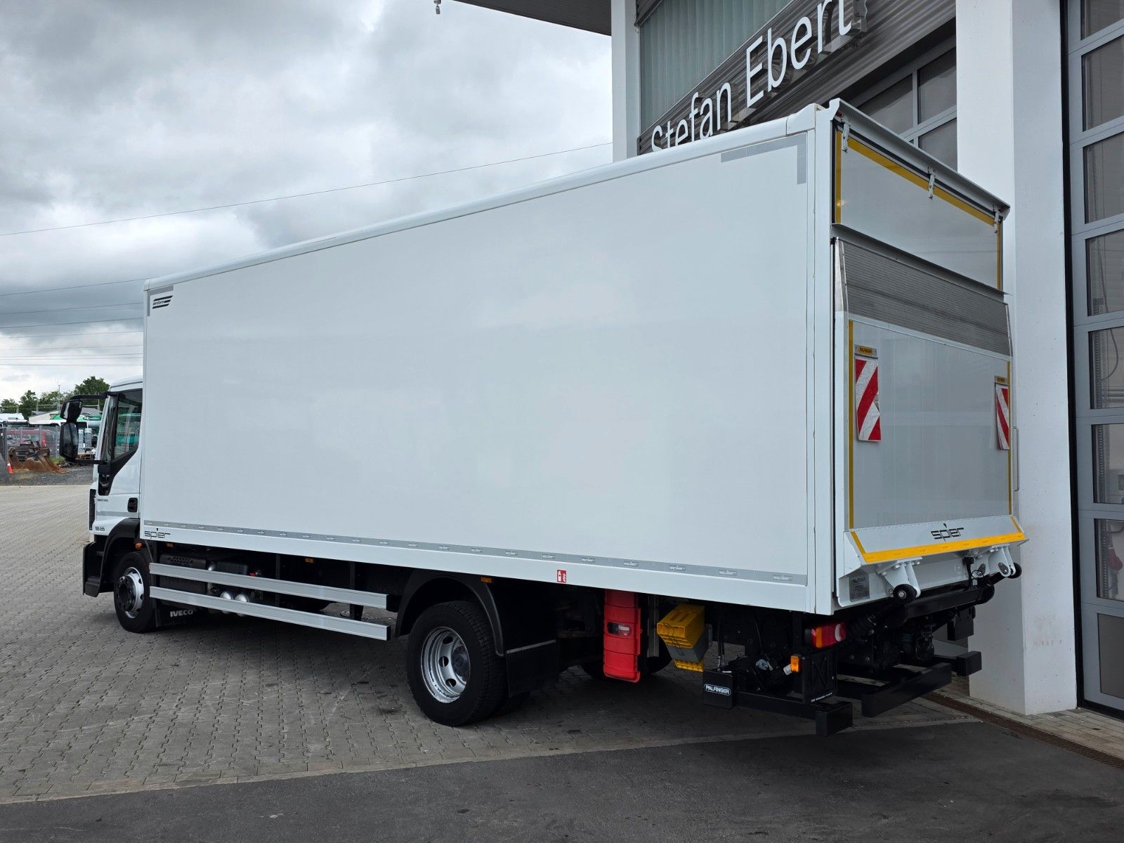 Fahrzeugabbildung Iveco Eurocargo ML120E25 LBW Palfinger 1.500kg