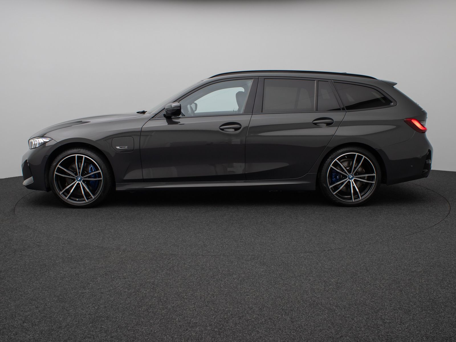 Fahrzeugabbildung BMW 330e xD M Sport Panorama Kamera HUD H/K AHK 19"