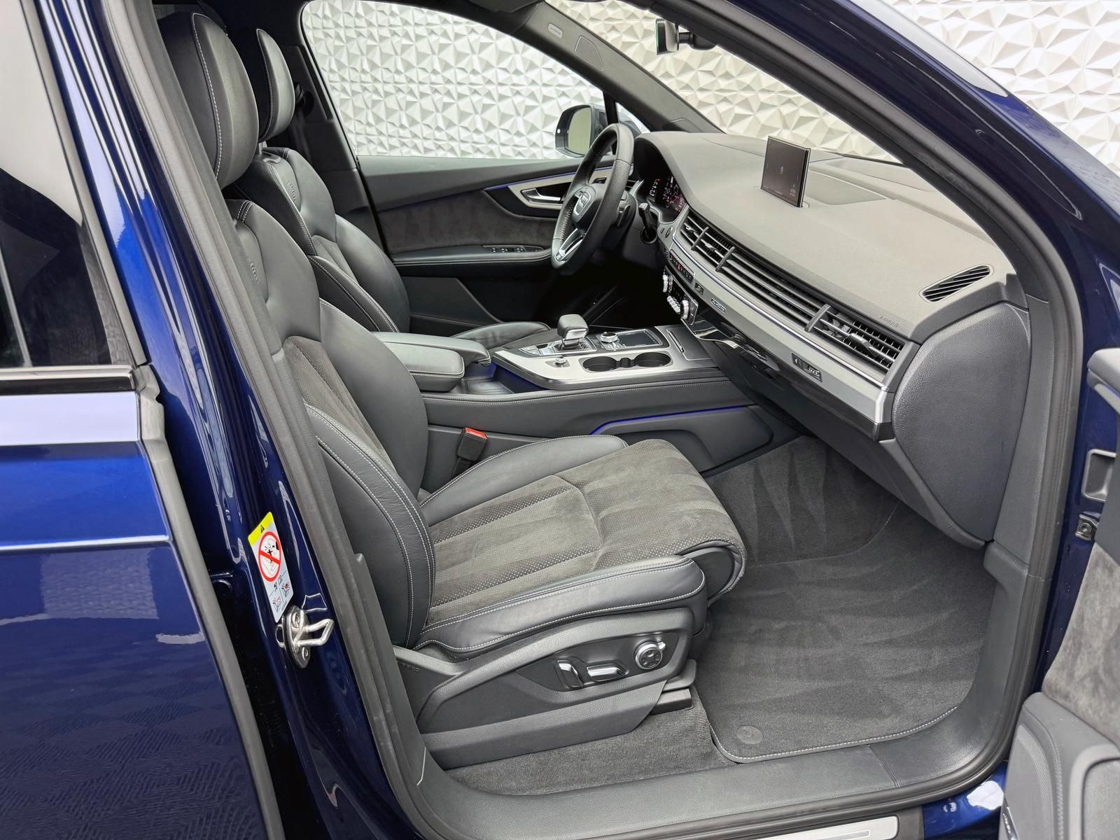 Fahrzeugabbildung Audi Q7 50 TDI S-LINE/7SITZ/NIGHT/STHZG/MTRX/ACC/LUFT