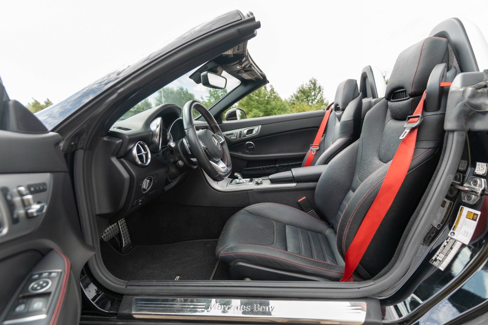 Fahrzeugabbildung Mercedes-Benz SLC 300 AMG Roadster H&K TOTW LED KAM NAV