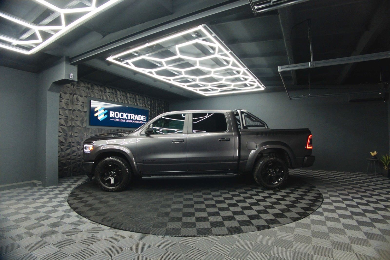 Fahrzeugabbildung Dodge RAM 5.7 V8 HEMI 4x4 OFFROAD Night-Paket *LED*