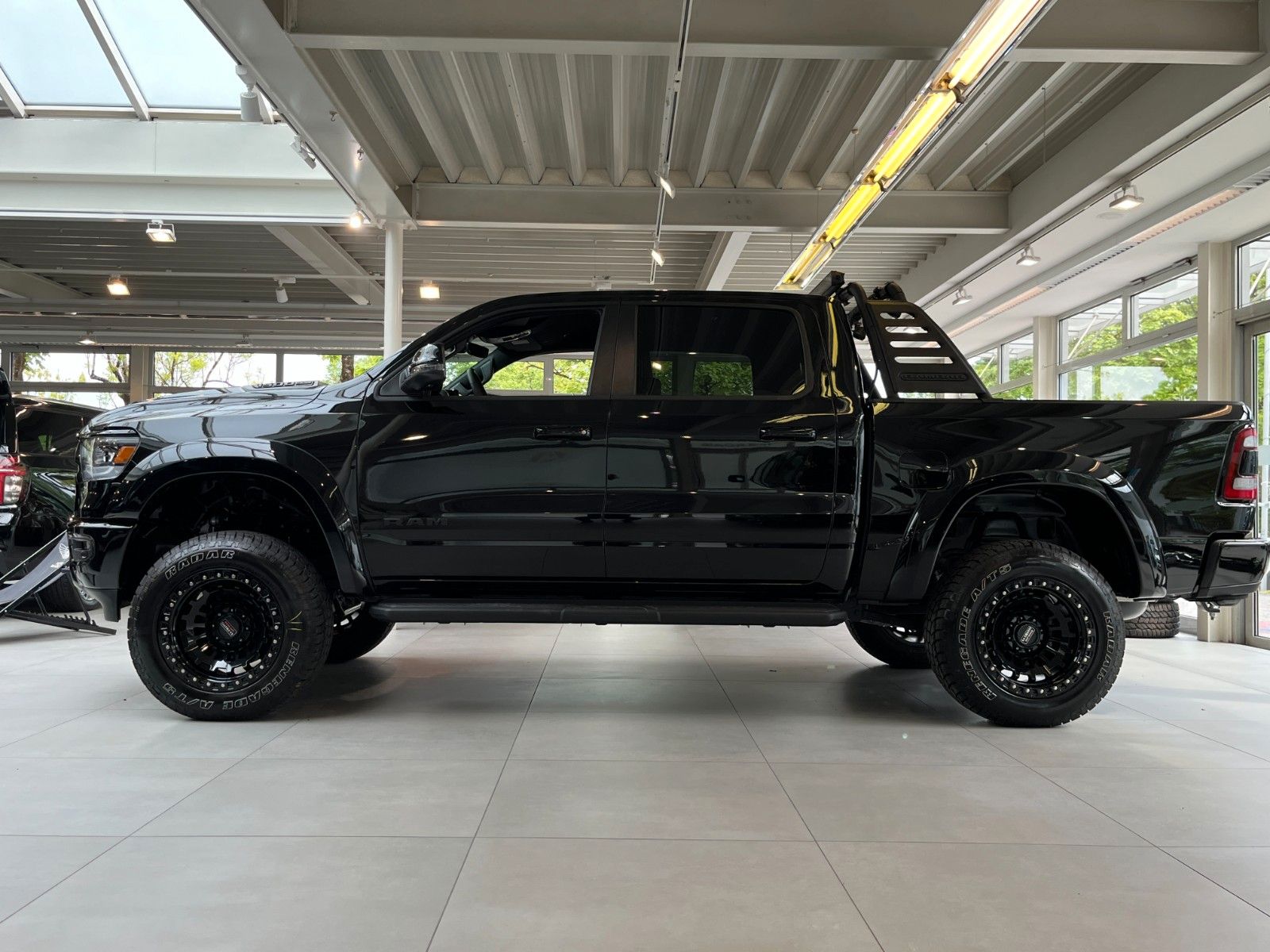 Fahrzeugabbildung Dodge RAM 1500 Crew Cab Laramie LPG "Shadow Warrior"