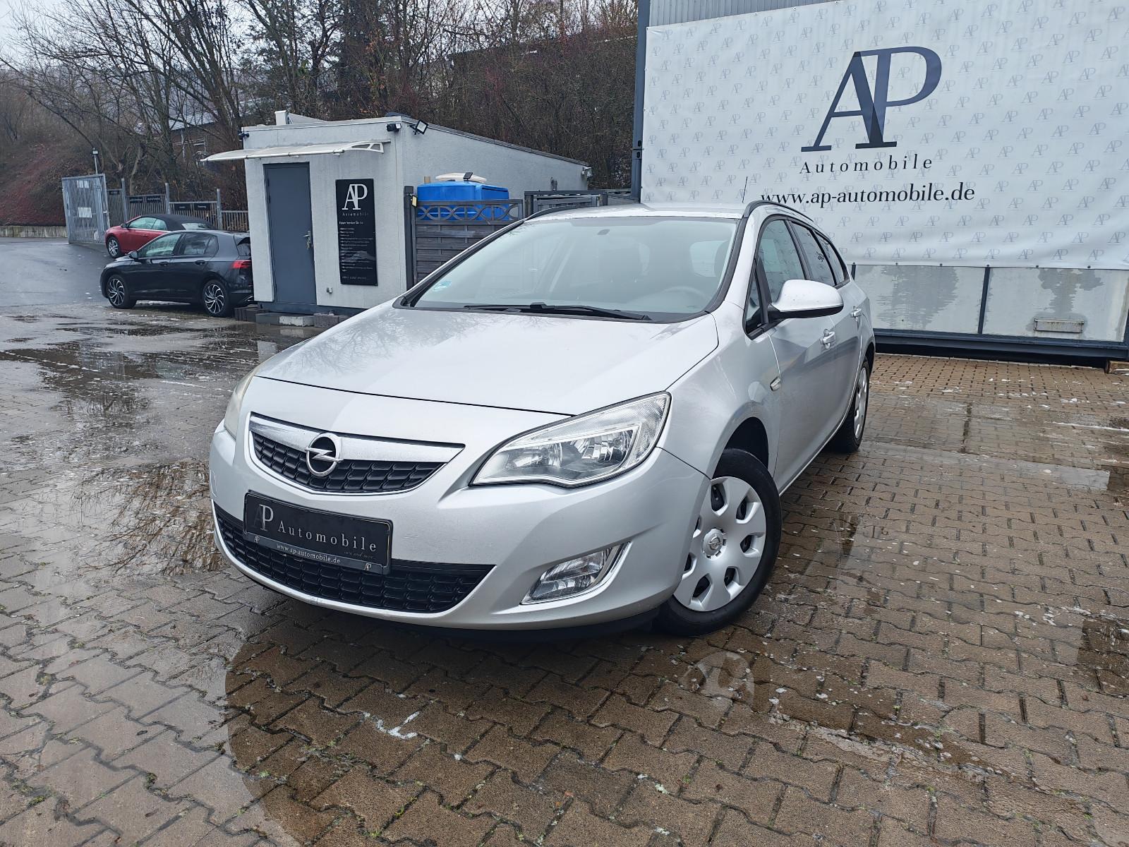 Opel Astra 2011 — rear view