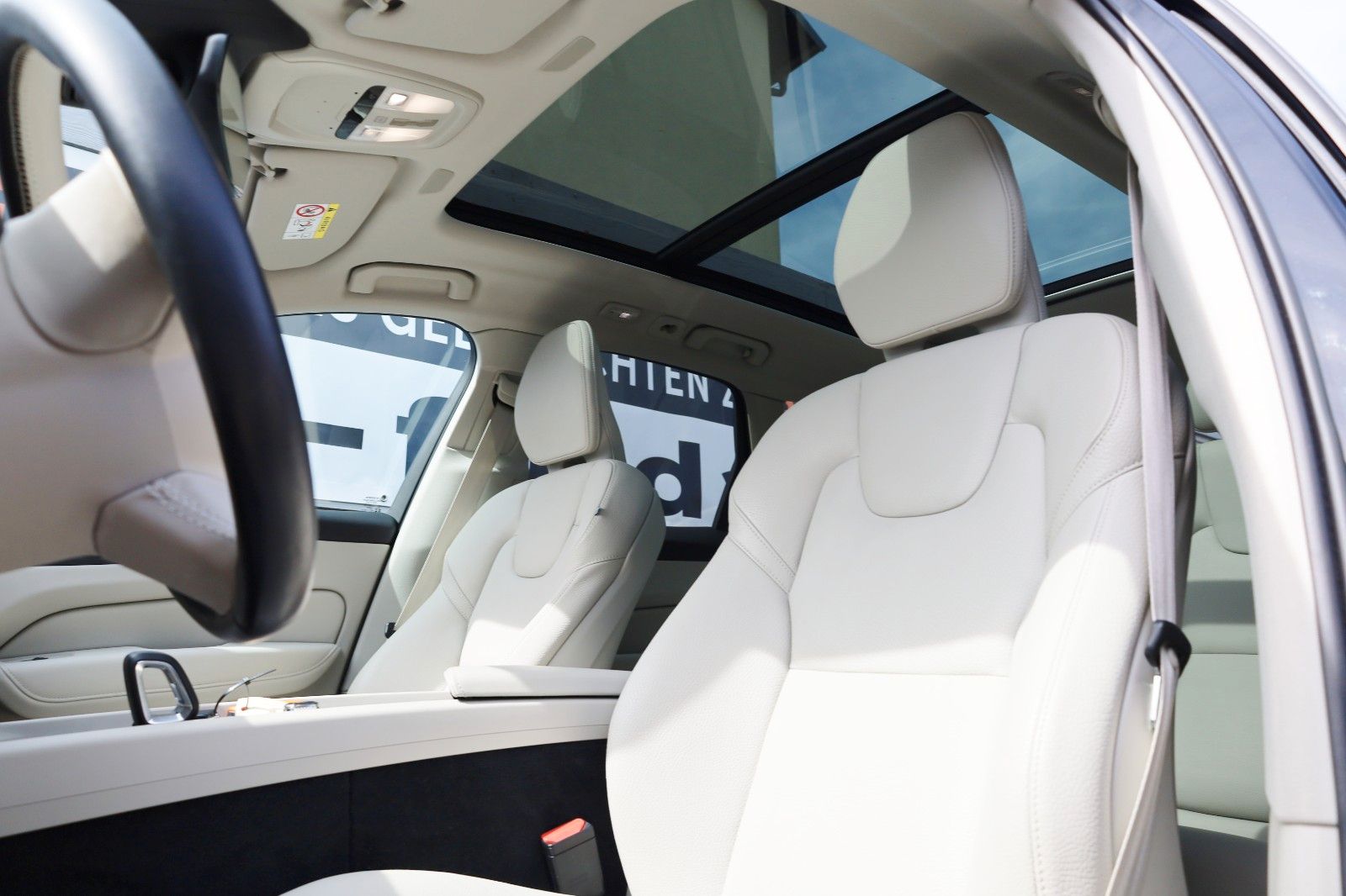 Fahrzeugabbildung Volvo XC60 AWD Plus Dark Leder,LED,Panorama,360° Cam