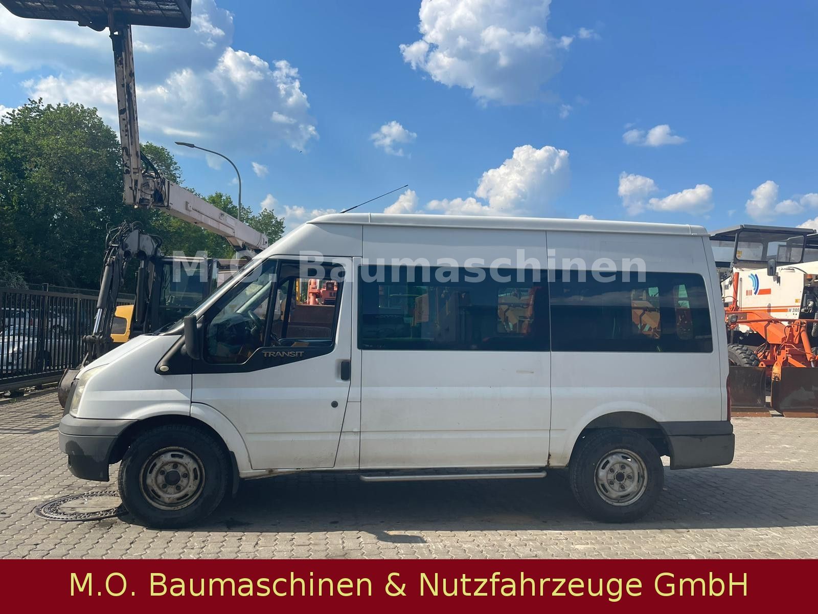 Fahrzeugabbildung Ford Transit  115 T 330 / 2,4 Liter / 9 Sitzer /