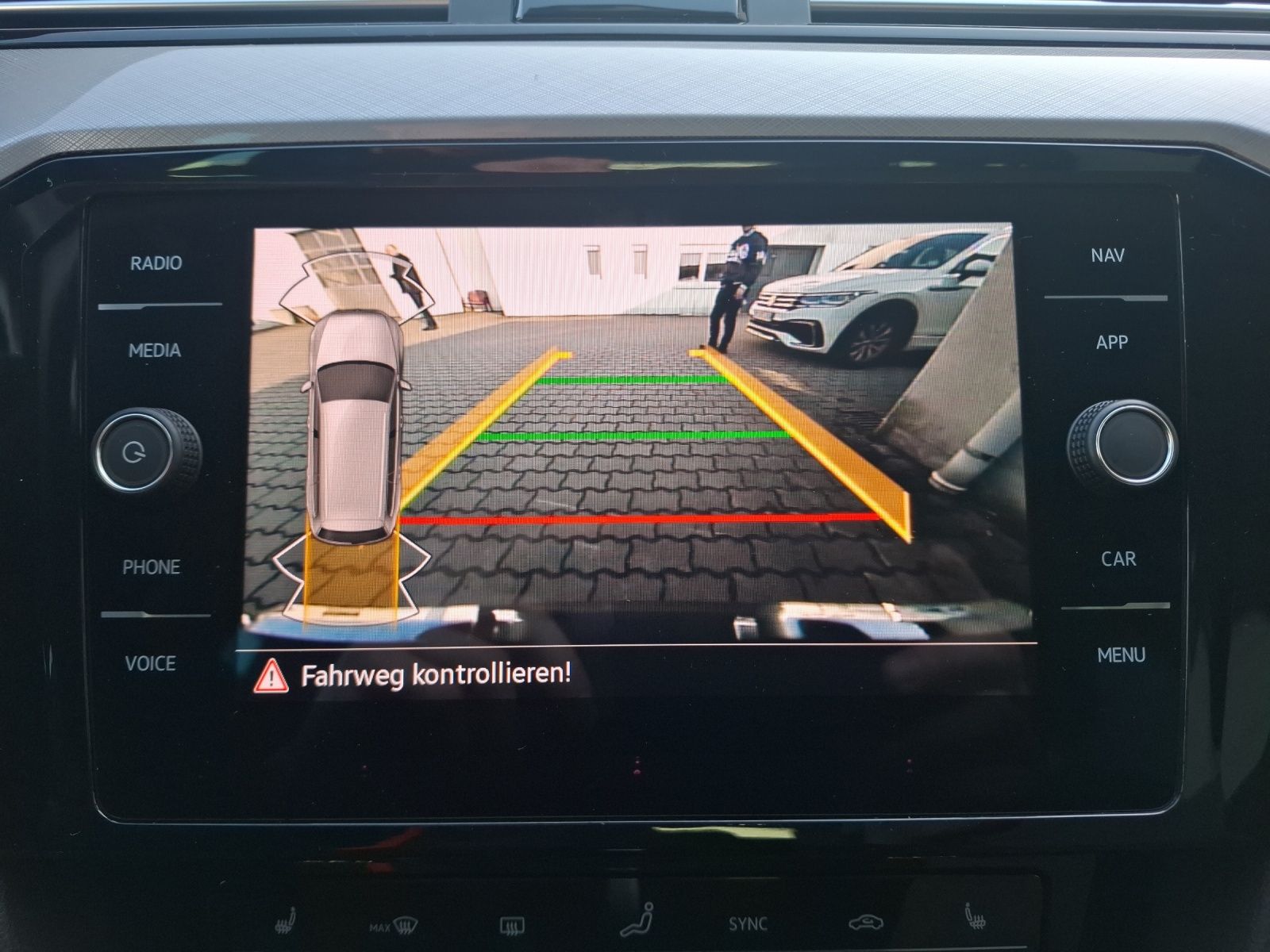 Fahrzeugabbildung Volkswagen Passat Variant TSI Business DSG Matrix Standhzg.