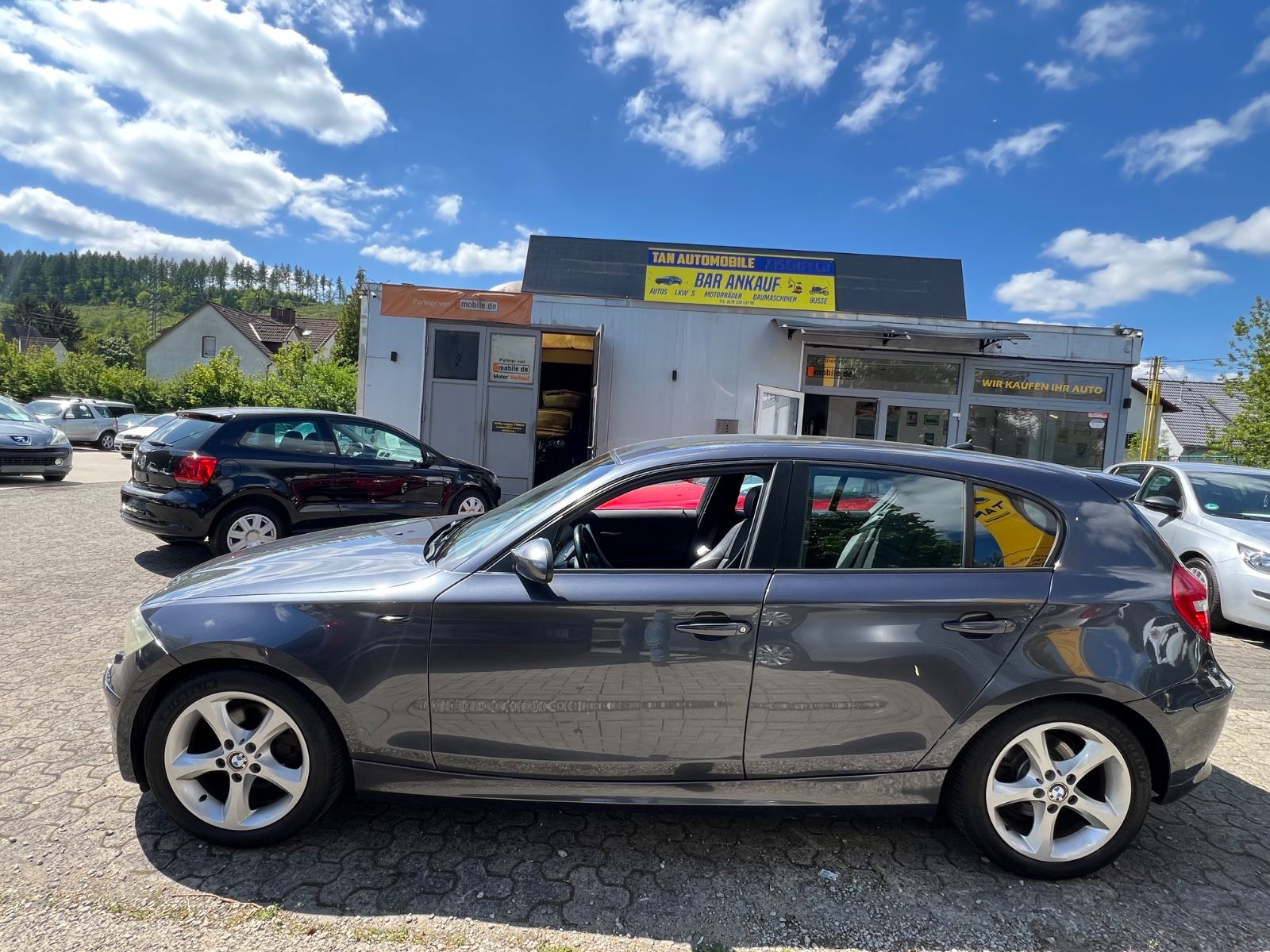 Fahrzeugabbildung BMW 120i AUTOMATIK * NAVI *KEYLESS-GO*XENON*