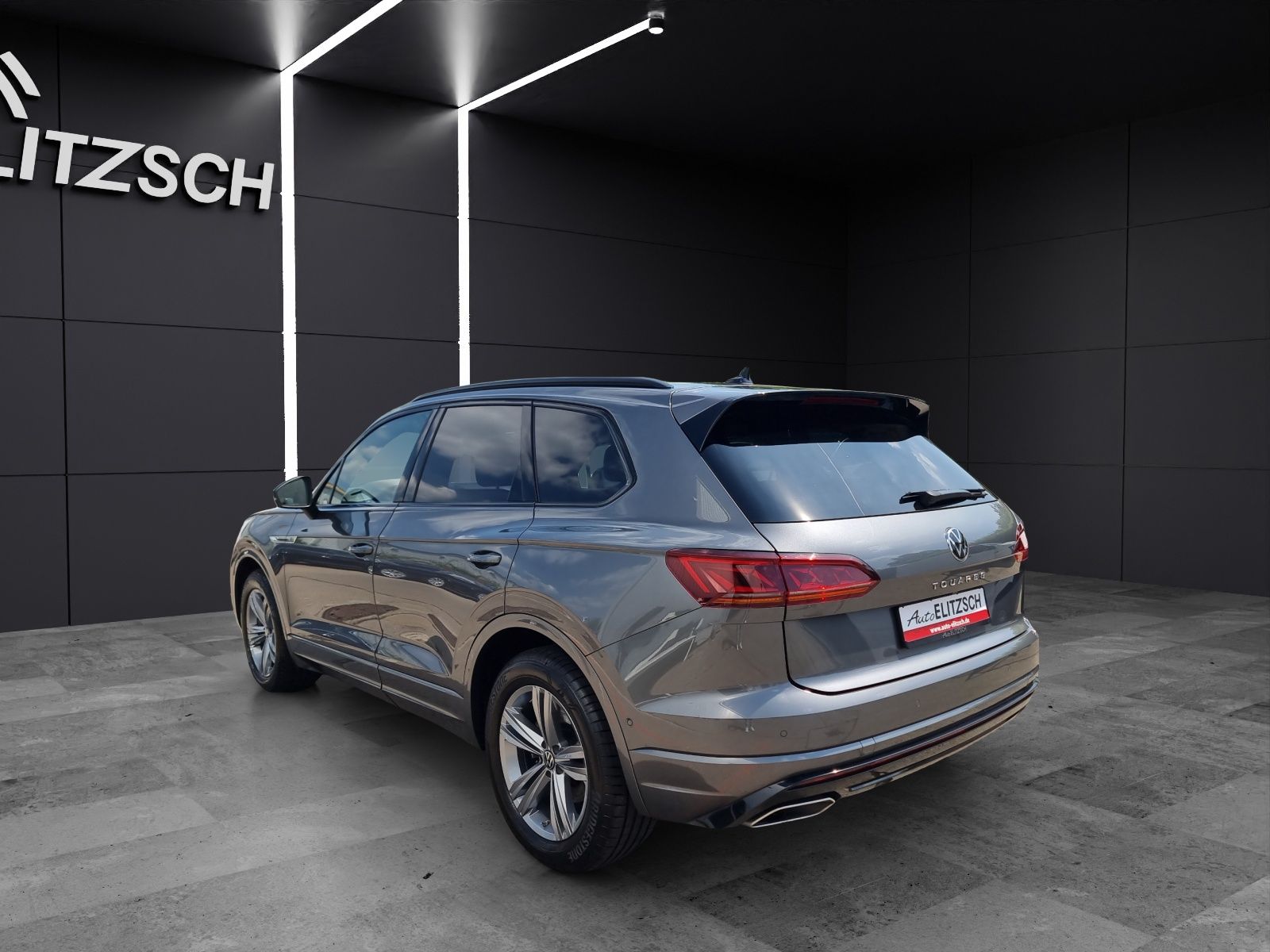 Fahrzeugabbildung Volkswagen Touareg TDI R-Line 4M Matrix STH Luft Pano RFK A