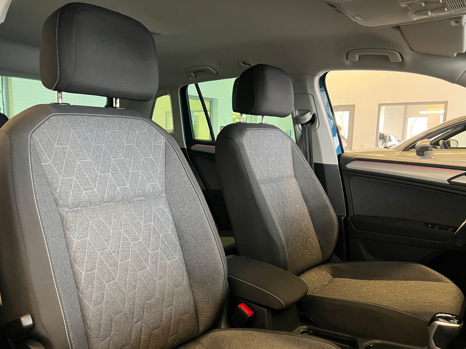 Fahrzeugabbildung Volkswagen Tiguan MOVE 1.5 TSI DSG *AHK, LED, Navi, 18"-LM*