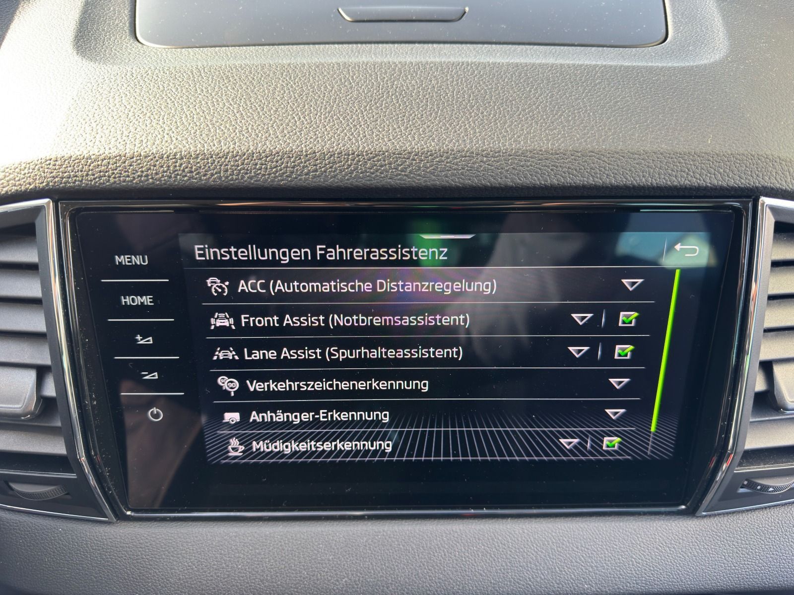 Fahrzeugabbildung SKODA Karoq 1.5TSI DSG*360°Cam*AHK*eHeck*behFro