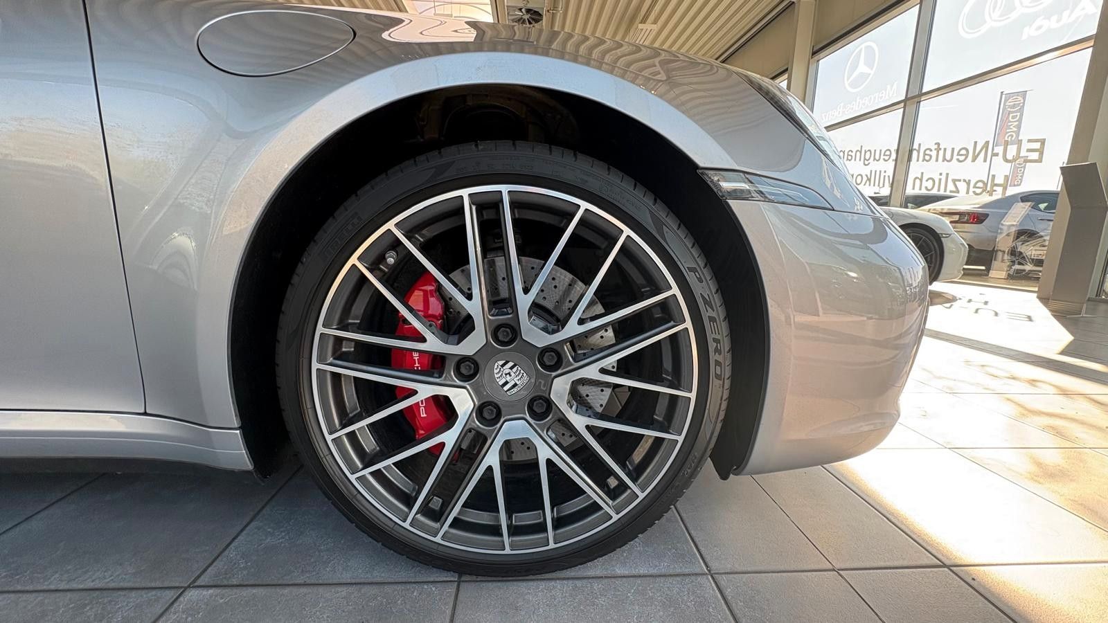 Fahrzeugabbildung Porsche 992 4 S/Lift/Vierradlenkung/Sonnendach/Voll!