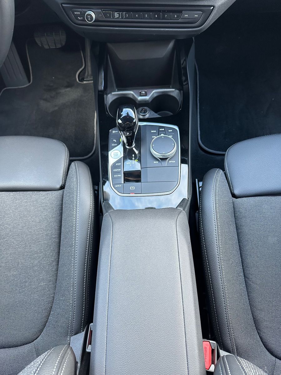 Fahrzeugabbildung BMW 118i Aut. Sport Line NAV+LED+SHZ+PDC+17ZOLL