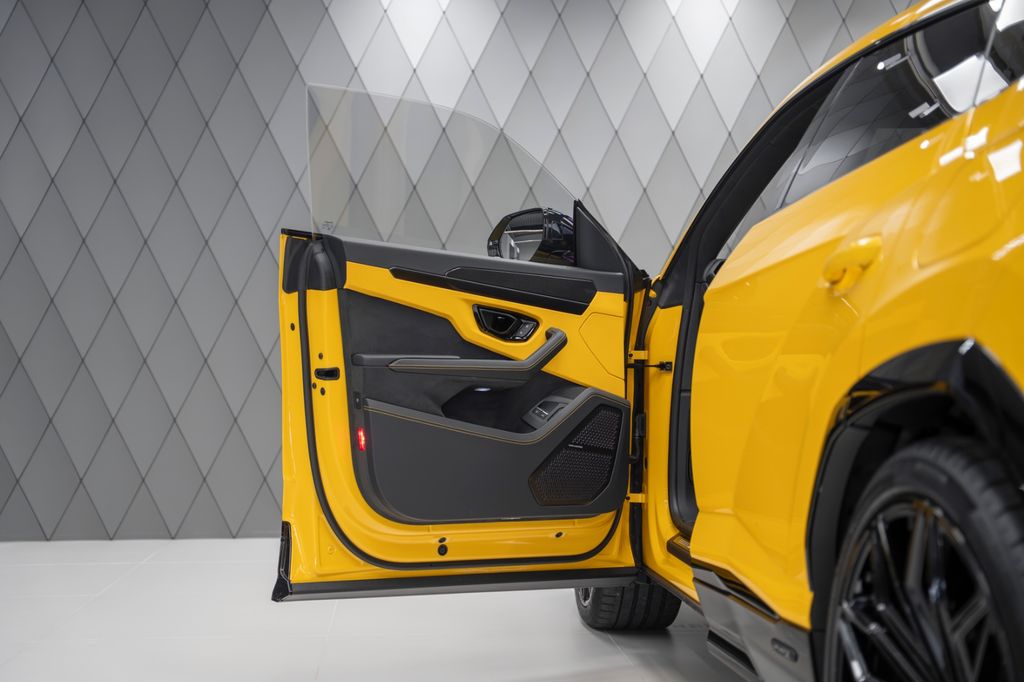 Urus 4.0 V8 SE YELLOW/BLACK YELLOW PANO B&O - Bild 13